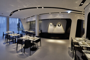 Innenaufnahme des Restaurants Seven and More, das sich perfekt für ein Mittagessen in München eignet.