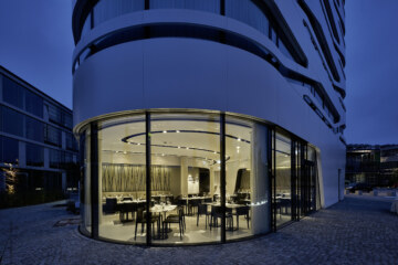 Nachtaufnahme des bayerischen Restaurants bei München "Seven And More" mit Fassade des Hotels.