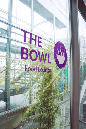 Lila-farbenes Logo der Foodlounge bei München "The Bowl".