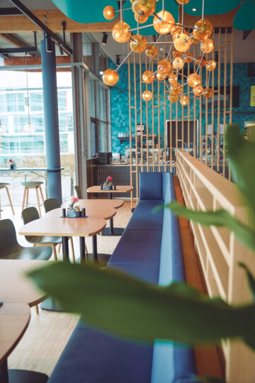 Die beliebte Foodlounge "The Bowl" bei München mit farbenfrohem Interieur.