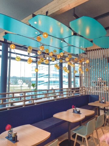 Modernes Interieur der Foodlounge "The Bowl" bei München mit imposanter Beleuchtung.