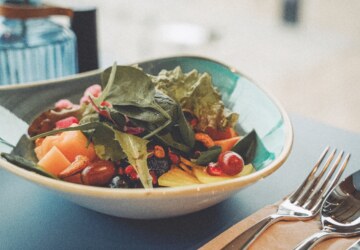 Gesundes Salatgericht mit Besteck, das in der Foodlounge "The Bowl" bei München serviert wird.