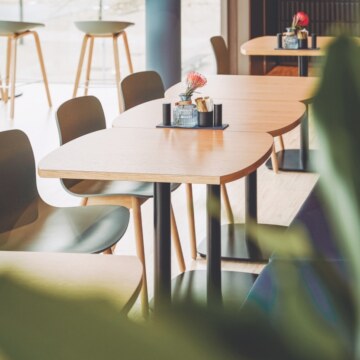 Einladende Einrichtung der Foodlounge "The Bowl" bei München.