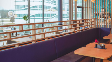 Sitzbank in der Foodlounge "The Bowl" bei München, wo frische Gerichte aus aller Welt serviert werden.