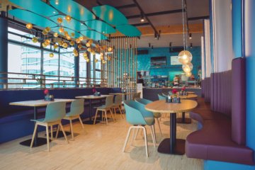 Moderne und farbenfrohe Einrichtung der Foodlounge "The Bowl" bei München.