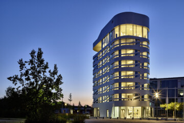 Das Gebäude des Design Hotels Campus at Home bei Nacht.