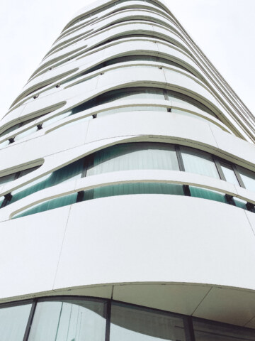 Nahaufnahme der Fassade des Design Hotels in München.
