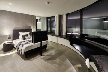 Hotelzimmer in der Unterkunft in der Nähe von München mit moderner Ausstattung.