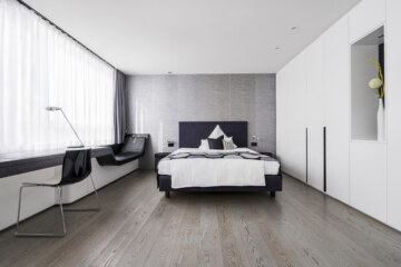 Blick in das minimalistisch-moderne Doppelzimmer in der Unterkunft in der Nähe von München.