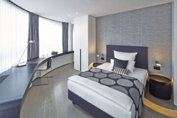 Einzelzimmer in der Unterkunft in der Nähe von München, wo modernes Design auf Komfort trifft.