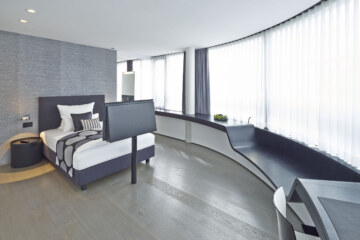 Hochwertiges Hotelzimmer, das Gästen eine komfortable Unterkunft in der Nähe von München bietet.