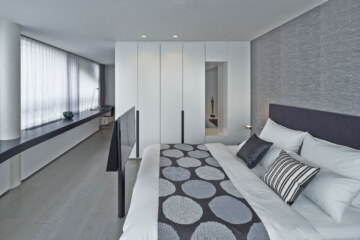 Double bed, closet & TV in the suite in the accommodation near Munich.