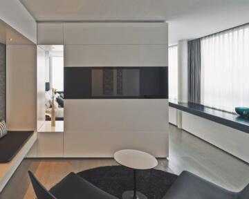 Moderner Wohnbereich in einer der Suiten des Designhotels bei München.