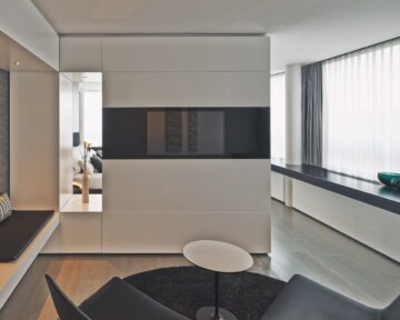 Moderner Wohnbereich in einer der Suiten des Designhotels bei München.