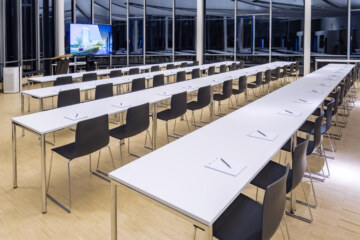 Moderner und heller Konferenzraum "Ellipse 1" in der Tagungslocation bei München.