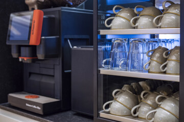 Close-up of a coffee machine with cups next to it in the conference hotel in Munich.