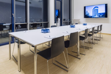 Konferenzraum "Ellipse 2" in der Tagungslocation bei München mit Platz für bis zu 12 Personen.