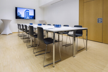 Konferenzraum "Ellipse 2" in der Tagungslocation bei München mit Kapazität für bis zu 12 Personen.