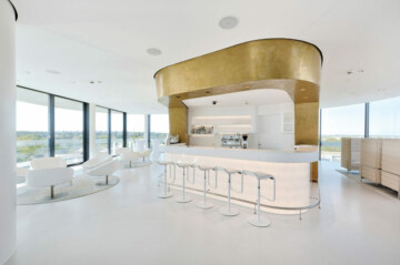 Moderne G2B Lounge in der Eventlocation bei München mit Bar und Sitzgelegenheiten.