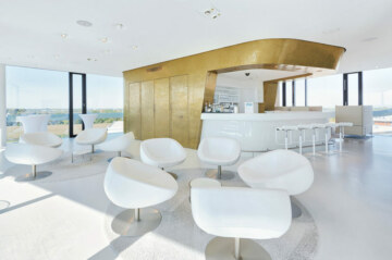 Helle G2B Lounge in der Eventlocation bei München mit Bar und Sitzgelegenheiten.