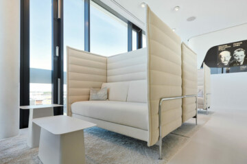 Beiges Sofa mit Beistelltisch in der G2B Lounge der Eventlocation bei München.