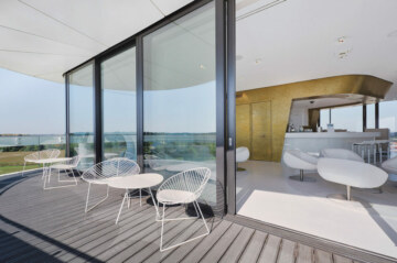 Außenbereich der G2B Lounge in der Eventlocation bei München mit herrlichem Blick.