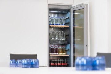 Kühlschrank mit Getränken im Konferenzraum "Kubus" in der Tagungslocation bei München.