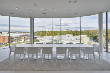 Der 35 m² große Skyroom im Tagungshotel bei München mit heller Atmosphäre.