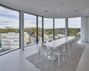 Moderner & heller Skyroom in der Eventlocation bei München mit Platz für bis zu 18 Personen.