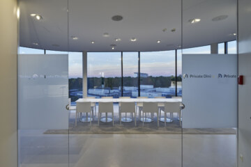 Blick aus dem Skyroom in der Eventlocation bei München bei Abenddämmerung.